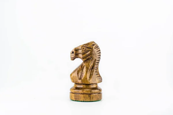 Dřevěné šachy na bílém pozadí — Stock fotografie