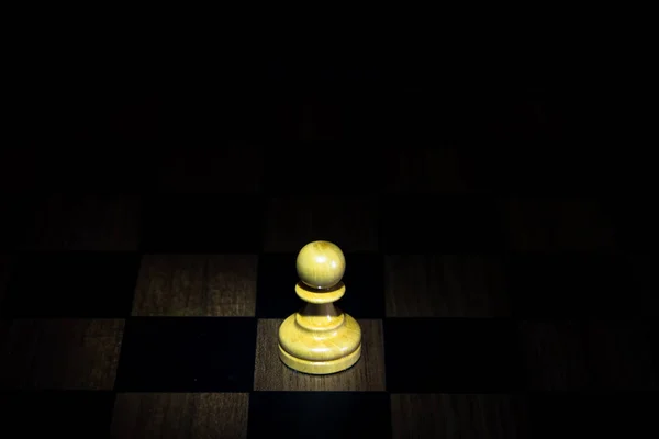 Échecs bois sur fond noir — Photo