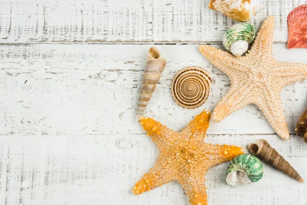 Estrella de peces y conchas marinas en el fondo de madera — Foto de Stock