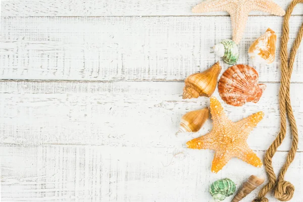 Estrella de peces y conchas marinas en el fondo de madera — Foto de Stock