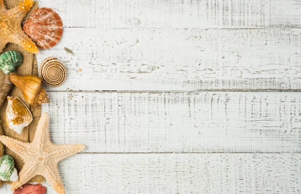 Estrella de peces y conchas marinas en el fondo de madera — Foto de Stock