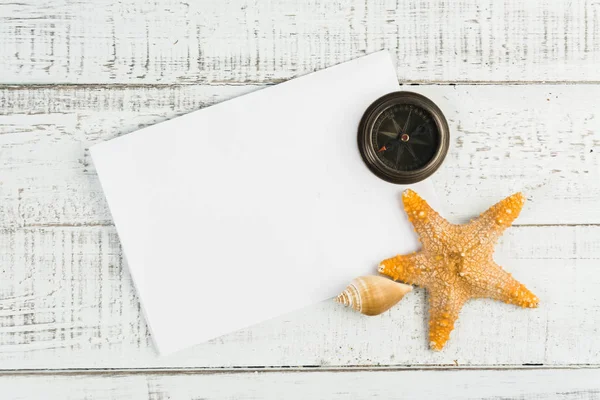 Stella di pesce e conchiglie sul fondo di legno — Foto Stock