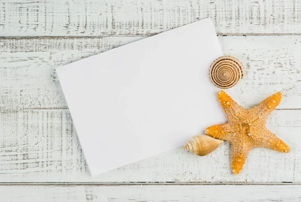 Estrella de peces y conchas marinas en el fondo de madera — Foto de Stock