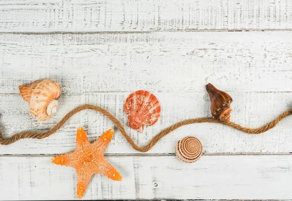 Estrella de peces y conchas marinas en el fondo de madera — Foto de Stock