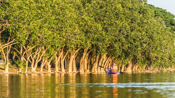 Kayak boot in het water — Stockfoto
