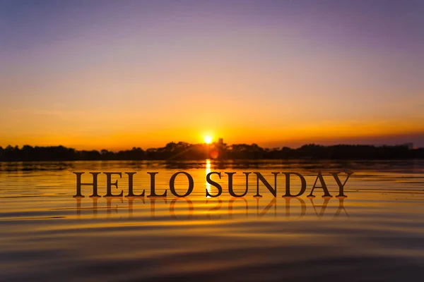 'HELLO SUNDAY' com água do pôr do sol, hora do crepúsculo — Fotografia de Stock