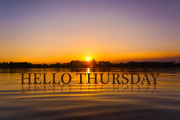 'HELLO THURSDAY'з водою заходу сонця, сутінковий час — стокове фото