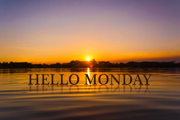 "Hallo maandag" met zonsondergang water, twilight time — Stockfoto