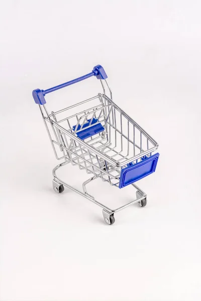 Carrito de compras sobre fondo blanco —  Fotos de Stock