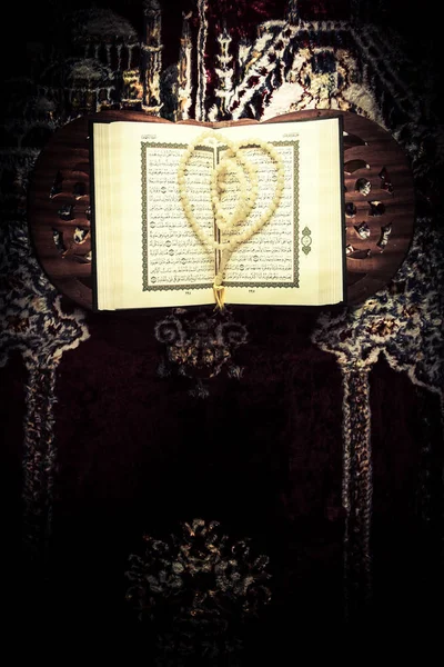 可兰经 》-圣书的穆斯林，复古风格筛选照片 — 图库照片
