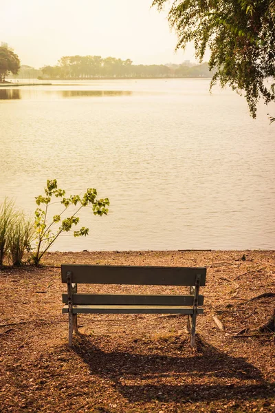 Panchina nel parco — Foto Stock