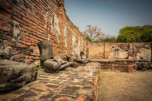 Decadência de Buda, TAILÂNDIA Ruínas e Antiguidades no Parque Histórico Ayutthaya — Fotografia de Stock