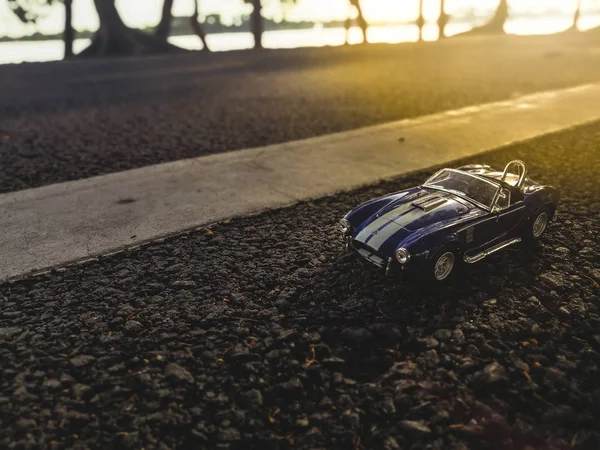 Oyuncak araba yol doğa arka planda, vintage filtre — Stok fotoğraf