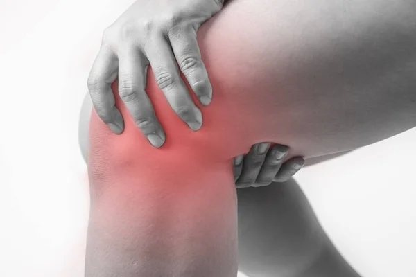 人間 .knee 痛みで膝の怪我、関節の痛み人膝で医療、モノラル トーン ハイライト — ストック写真