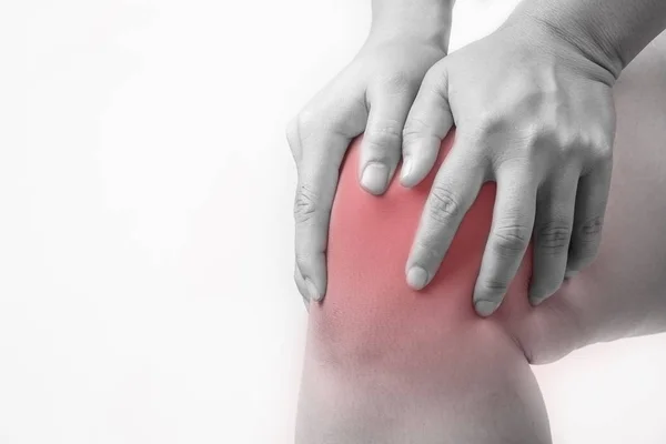 Lesión de rodilla en seres humanos. Dolor de rodilla, dolores articulares personas médicas, resalte de tono mono en la rodilla —  Fotos de Stock