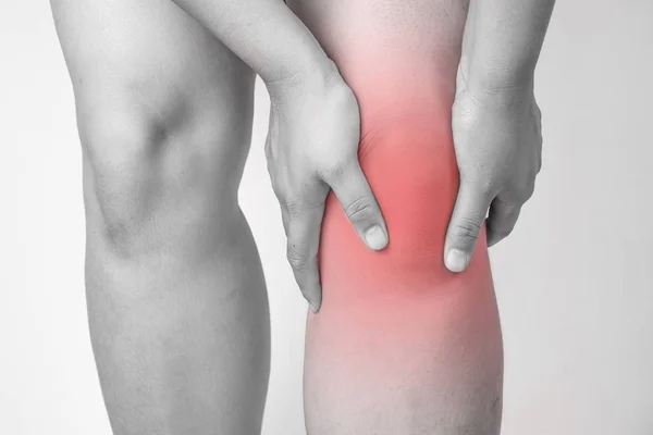 인간.knee 고통에 무릎 부상, 관절 통증 사람들 무릎에서 의료, 모노 톤 하이라이트 — 스톡 사진
