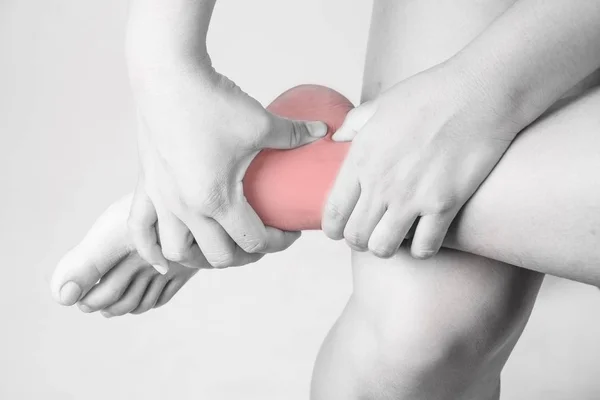 Knöchelverletzung beim Menschen. Knöchelschmerzen, Gelenkschmerzen beim Menschen Medizin, Monoton-Glanzpunkt am Knöchel — Stockfoto