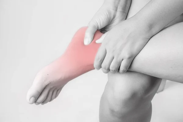 Lesão no tornozelo em humanos. Dor no tornozelo, dores nas articulações pessoas médica, tom mono destaque no tornozelo — Fotografia de Stock