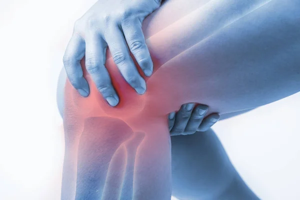 Lesión de rodilla en seres humanos. Dolor de rodilla, dolores articulares personas médicas, resalte de tono mono en la rodilla —  Fotos de Stock