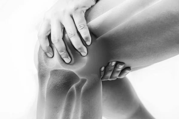 Cedera lutut pada manusia sakit lutut, nyeri sendi orang medis, nada mono menyoroti lutut — Stok Foto