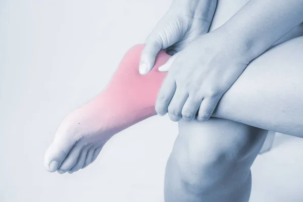 Knöchelverletzung beim Menschen. Knöchelschmerzen, Gelenkschmerzen beim Menschen Medizin, Monoton-Glanzpunkt am Knöchel — Stockfoto