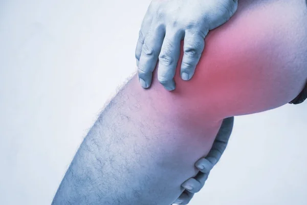 Lesión de rodilla en seres humanos. Dolor de rodilla, dolores articulares personas médicas, resalte de tono mono en la rodilla — Foto de Stock