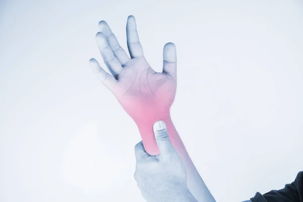 Handled skada människor .wrist smärta, ledvärk människor medicinsk, mono tonen höjdpunkten på handleden — Stockfoto