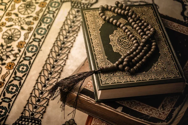 Tasbih di atas Quran (kitab suci umat Islam)  ) — Stok Foto