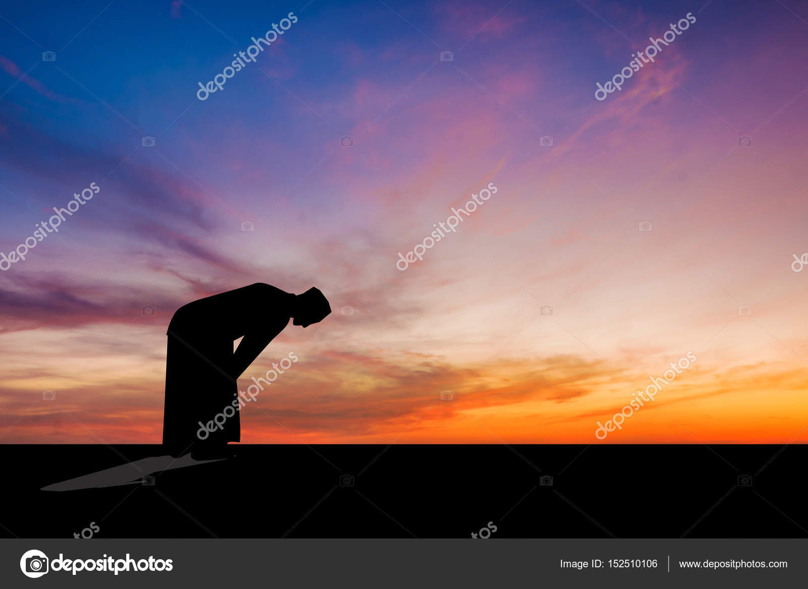 Islamischer Mann betet muslimisches Gebet in der Dämmerung