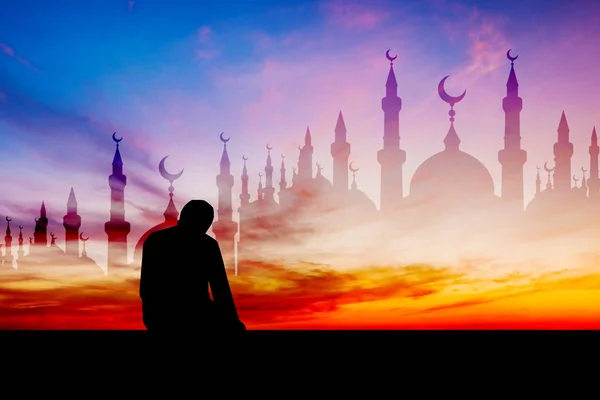 Islamischer Mann betet muslimisches Gebet in der Dämmerung — Stockfoto