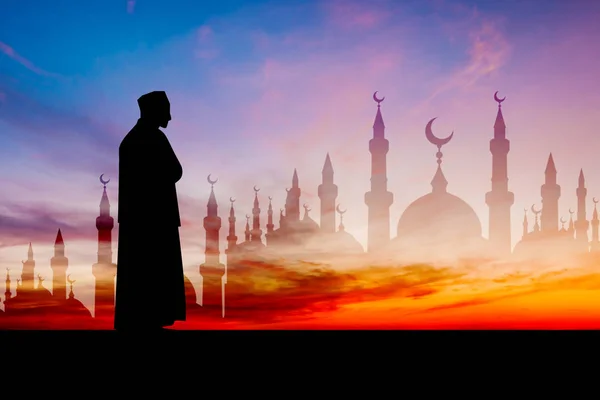 Islamischer Mann betet muslimisches Gebet in der Dämmerung — Stockfoto