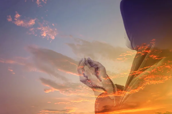 Muslimische Frau betet mit dem Himmel in der Dämmerung, Doppelbelichtungseffekt — Stockfoto
