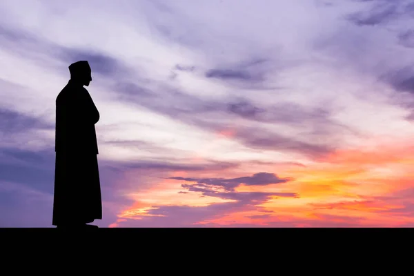 Homem islâmico rezando Oração muçulmana no tempo Crepúsculo — Fotografia de Stock