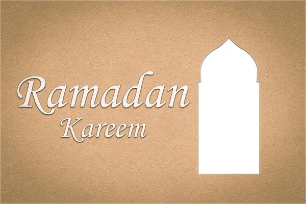 Ventanas o puertas de arco árabe y 'Ramadan Kareem', estilo de corte de papel — Foto de Stock