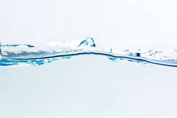 Splash Water με φυσαλίδες αέρα, που απομονώνονται σε λευκό φόντο — Φωτογραφία Αρχείου