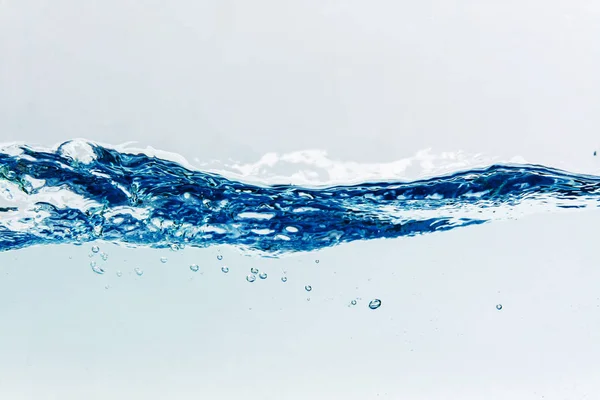 Salpicaduras de agua con burbujas de aire, aisladas sobre el fondo blanco —  Fotos de Stock