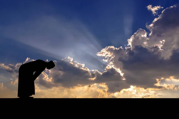 Islamischer Mann betet muslimisches Gebet in der Dämmerung