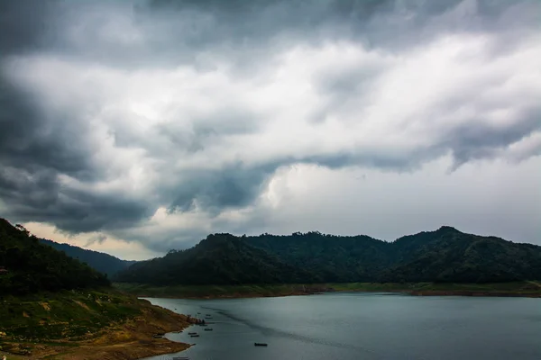 El paisaje de las nubes de lluvia con la montaña —  Fotos de Stock