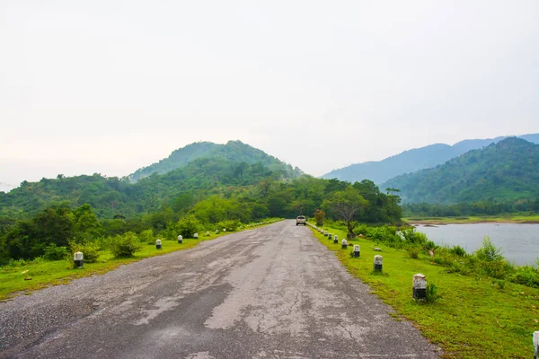 El paisaje de la montaña y la niebla —  Fotos de Stock