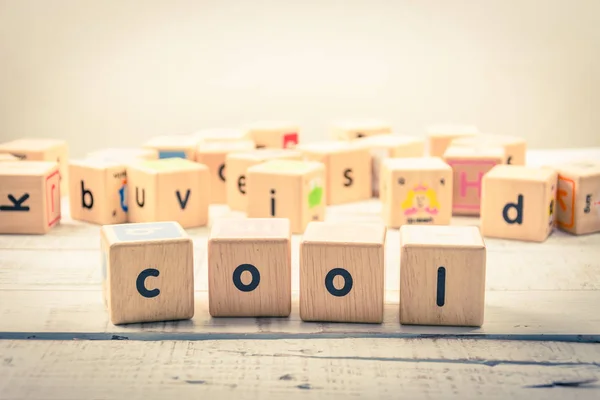 Woord 'cool' hout Cubic op het hout — Stockfoto