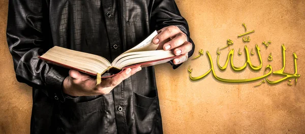 "AI HamduLillah "graças a Deus do Islã, alfabeto árabe e Alcorão na mão - livro sagrado dos muçulmanos (item público de todos os muçulmanos  ) — Fotografia de Stock
