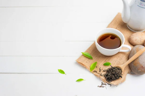 Τσάι με τσάι γυαλί στο λευκό ξύλο — Φωτογραφία Αρχείου