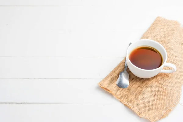 Thé avec verre à thé sur bois blanc — Photo