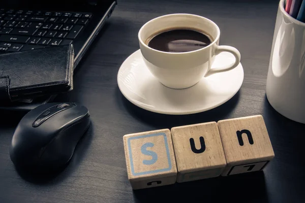 Tasse de café sur le bureau avec du bois de cube Trier par jour — Photo