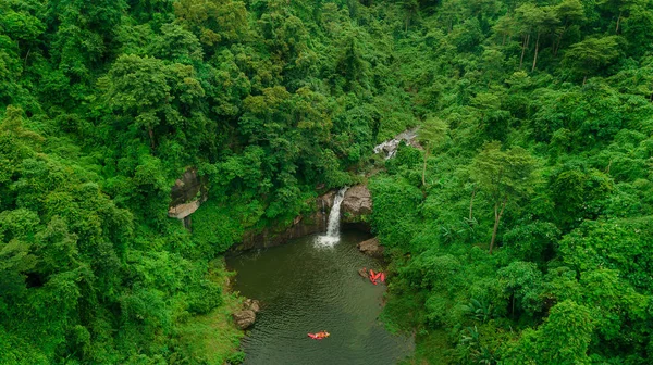 Cascata in mezzo alla foresta. Vista a volo d'uccello, drone — Foto Stock