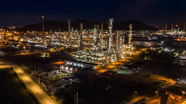 Oljeraffineriindustri om natten – stockfoto
