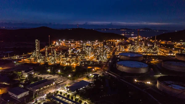 Indústria de refinaria de petróleo à noite — Fotografia de Stock