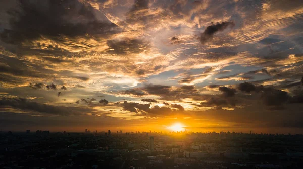 Paysage nuageux en ville, Coucher de soleil coloré — Photo