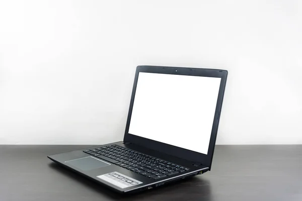 Dator bärbar tom skärm på trä bord — Stockfoto