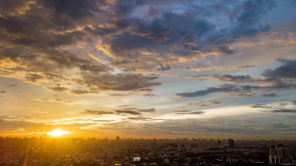 Paisagem nublada à noite na cidade, pôr do sol colorido — Fotografia de Stock